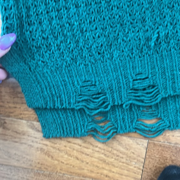 green sweater - Picture 3 of 3